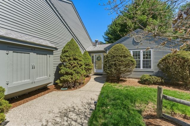 402 Ridgefield Cir D, Clinton, MA 01510