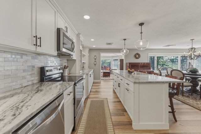402 Ridgefield Cir D, Clinton, MA 01510