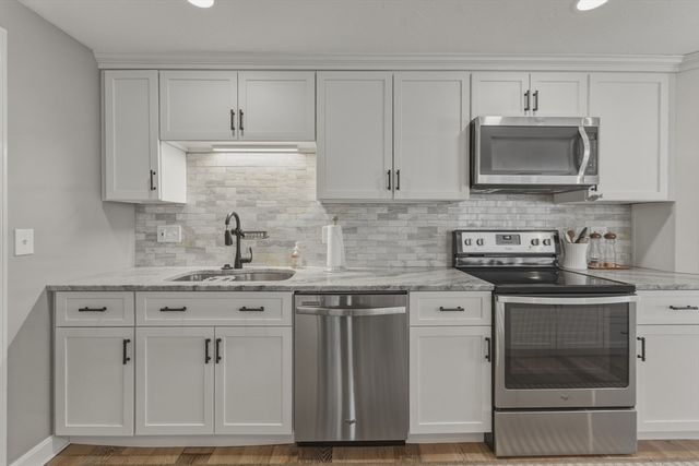 402 Ridgefield Cir D, Clinton, MA 01510