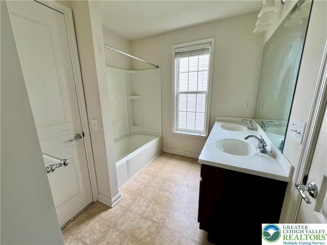 8395 Saylor Court, Upper Macungie Twp, PA 18031