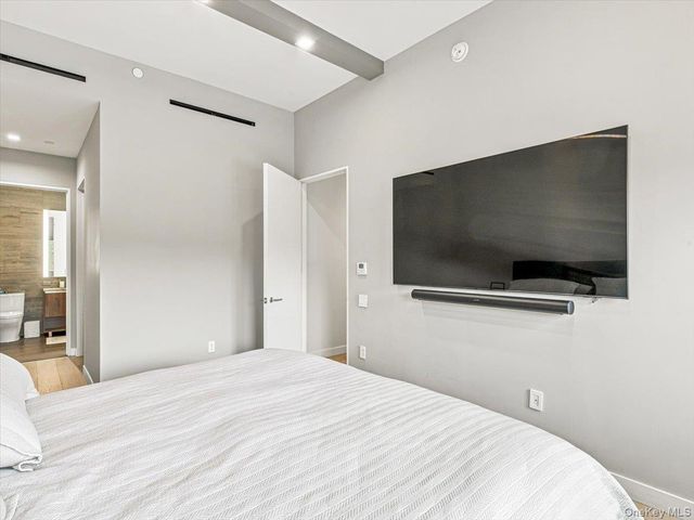 2121 31st Street 2C, Astoria, NY 11105