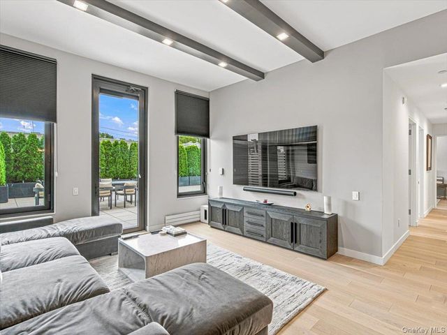 2121 31st Street 2C, Astoria, NY 11105