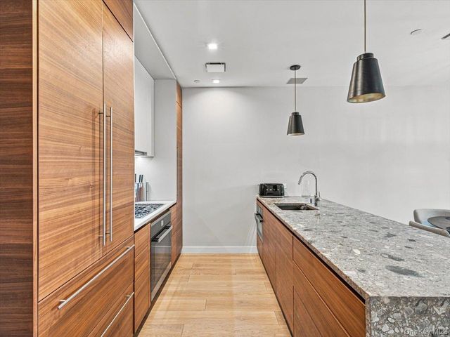 2121 31st Street 2C, Astoria, NY 11105