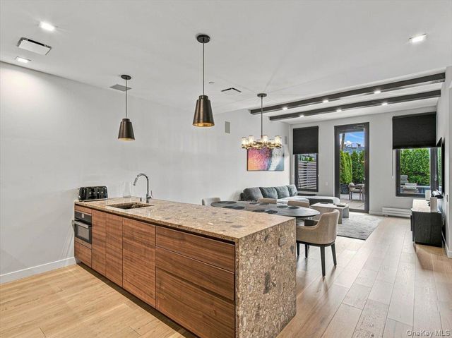 2121 31st Street 2C, Astoria, NY 11105