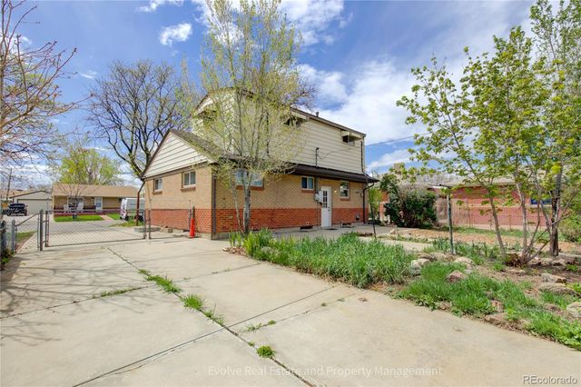 6900 Larsh Drive, Denver, CO 80221