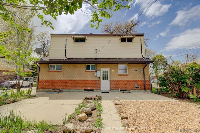 6900 Larsh Drive, Denver, CO 80221