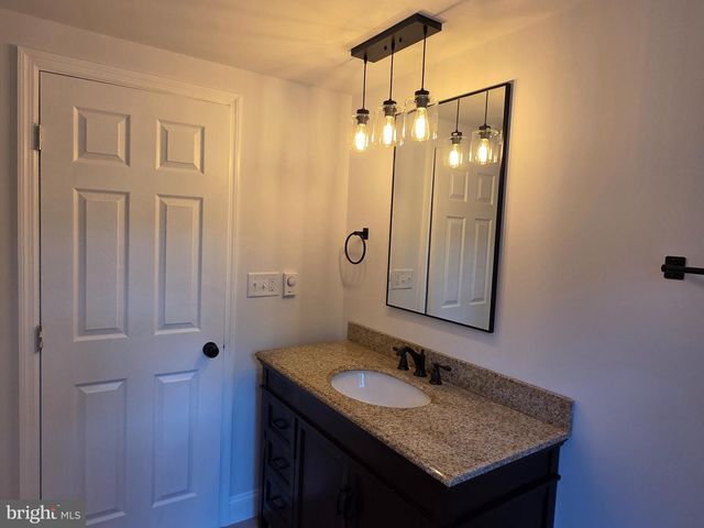 5 DENSE OAK LN, Berkeley Springs, WV 25411