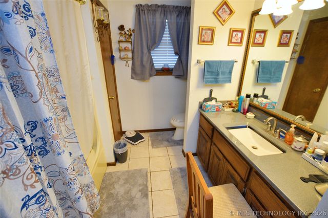 5747 E 620 Road, Locust Grove, OK 74352