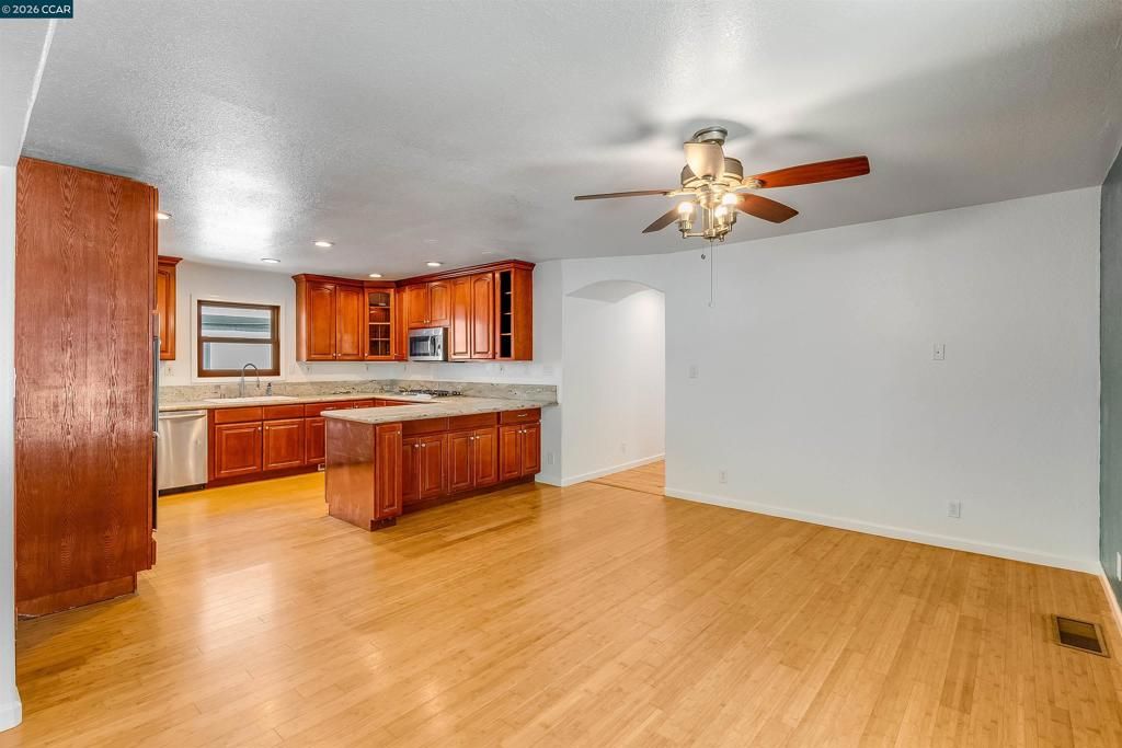 Image 15 of property listing at 5264 Sunset Dr, El Sobrante, CA 94803