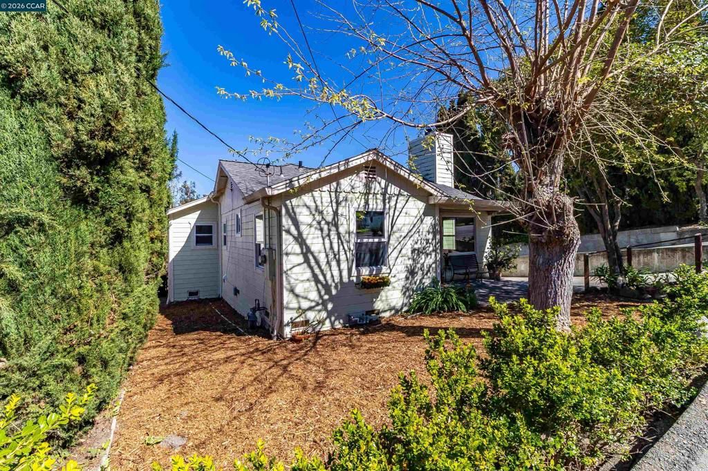 Image 4 of property listing at 5264 Sunset Dr, El Sobrante, CA 94803