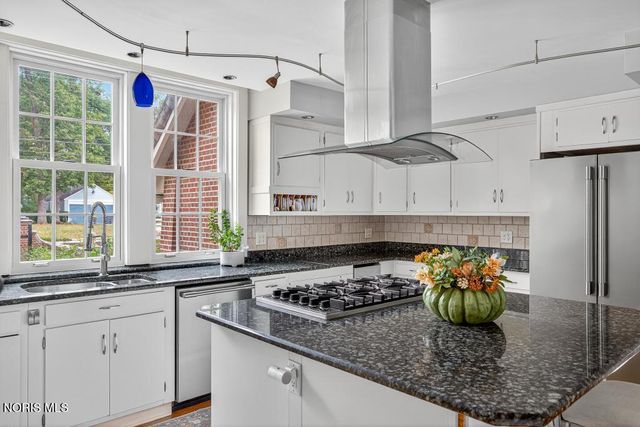 4215 River Road, Toledo, OH 43614