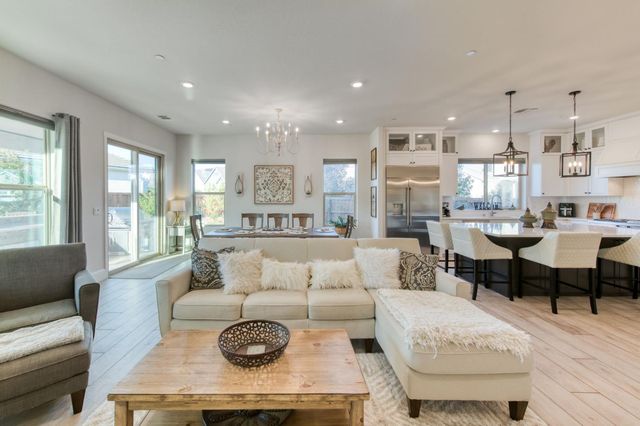 2308 E Mazie Avenue, Fresno, CA 93730