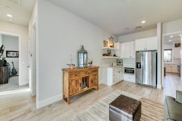 2308 E Mazie Avenue, Fresno, CA 93730