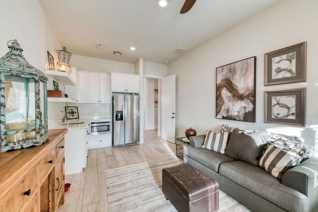 2308 E Mazie Avenue, Fresno, CA 93730