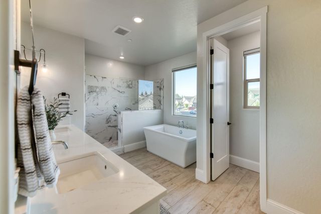 2308 E Mazie Avenue, Fresno, CA 93730