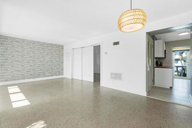 2755 NE 28th Ave C2, Lighthouse Point, FL 33064