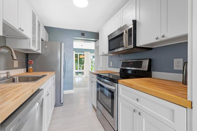 2755 NE 28th Ave C2, Lighthouse Point, FL 33064