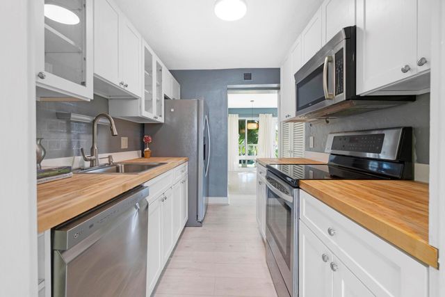 2755 NE 28th Ave C2, Lighthouse Point, FL 33064