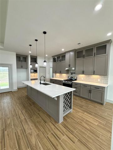 931 Buffalo Trail, Angleton, TX 77515