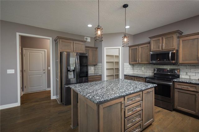 1802 VERBENA Avenue, Greenwood, MO 64034