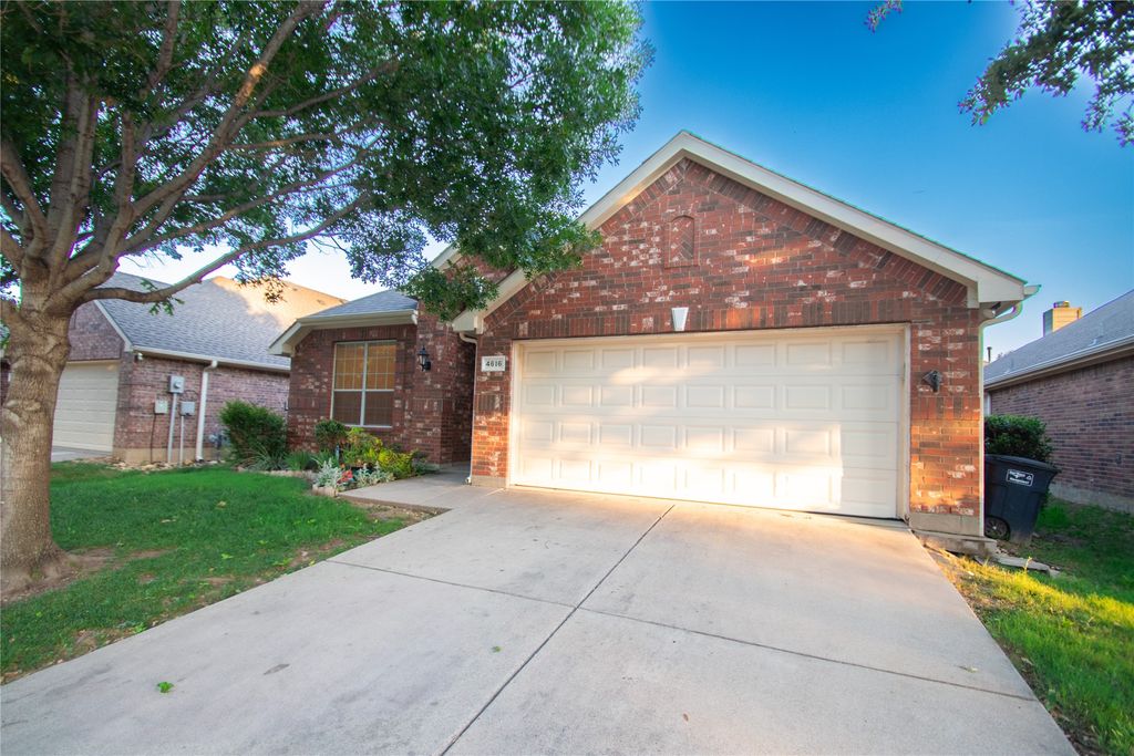 4616 Daisy Leaf Drive, Fort Worth, TX 76244
