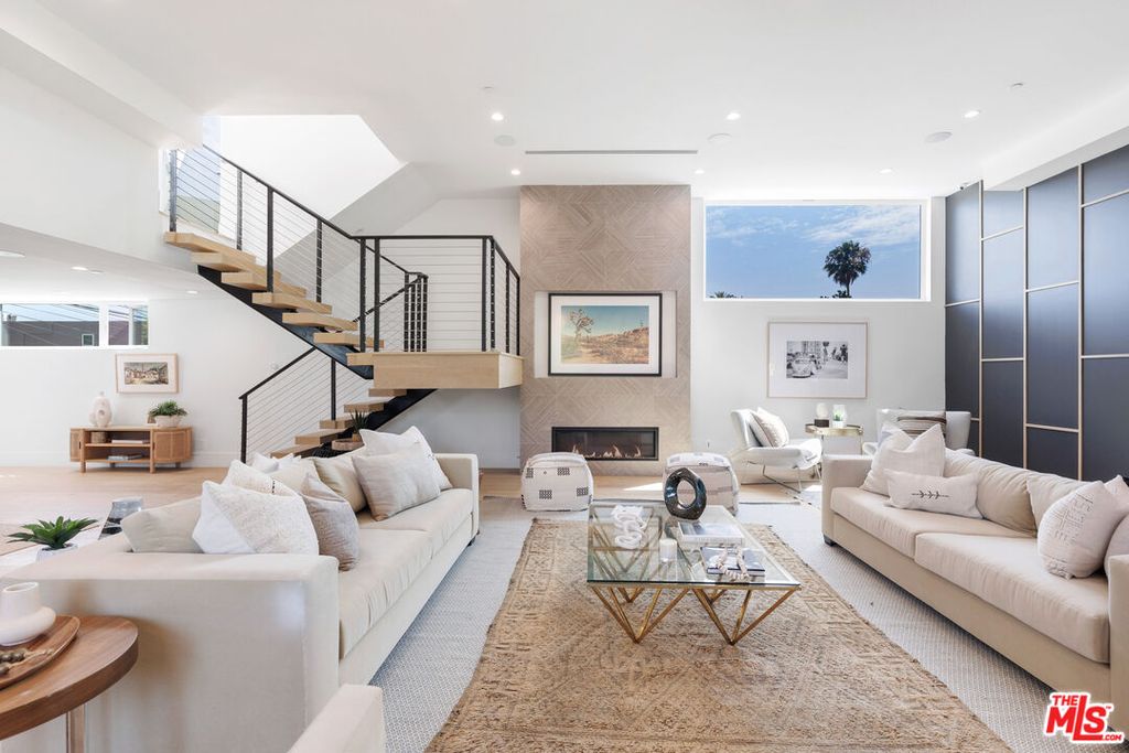 Image 1 of property listing at 658 California Ave, Venice, CA 90291