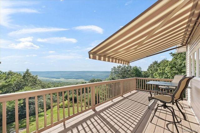 96 Treetops Trail, Bloomingburg, NY 12721