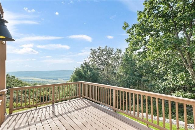 96 Treetops Trail, Bloomingburg, NY 12721