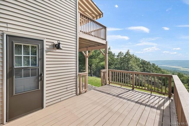 96 Treetops Trail, Bloomingburg, NY 12721