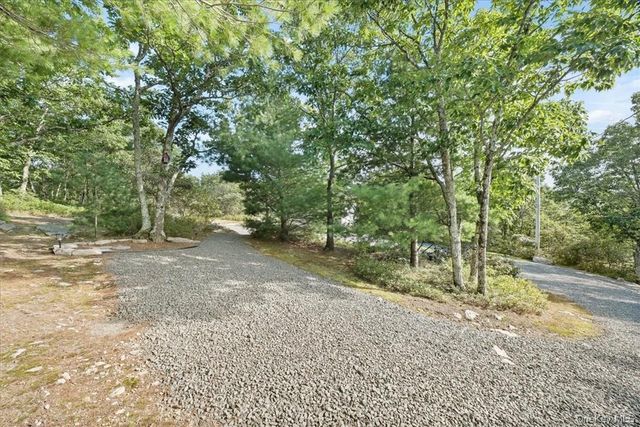 96 Treetops Trail, Bloomingburg, NY 12721