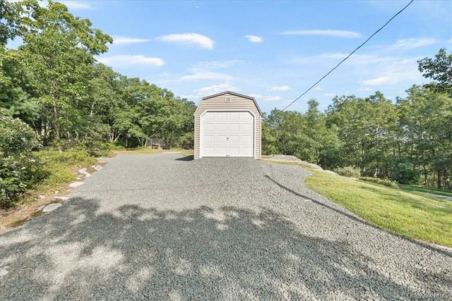 96 Treetops Trail, Bloomingburg, NY 12721