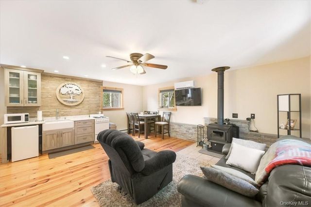 96 Treetops Trail, Bloomingburg, NY 12721