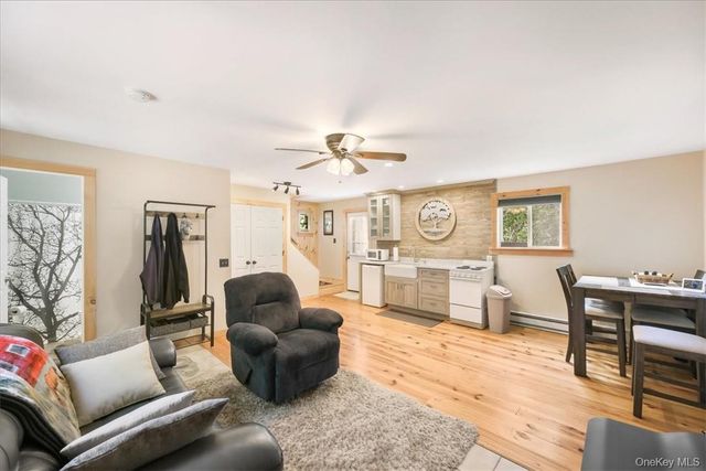 96 Treetops Trail, Bloomingburg, NY 12721