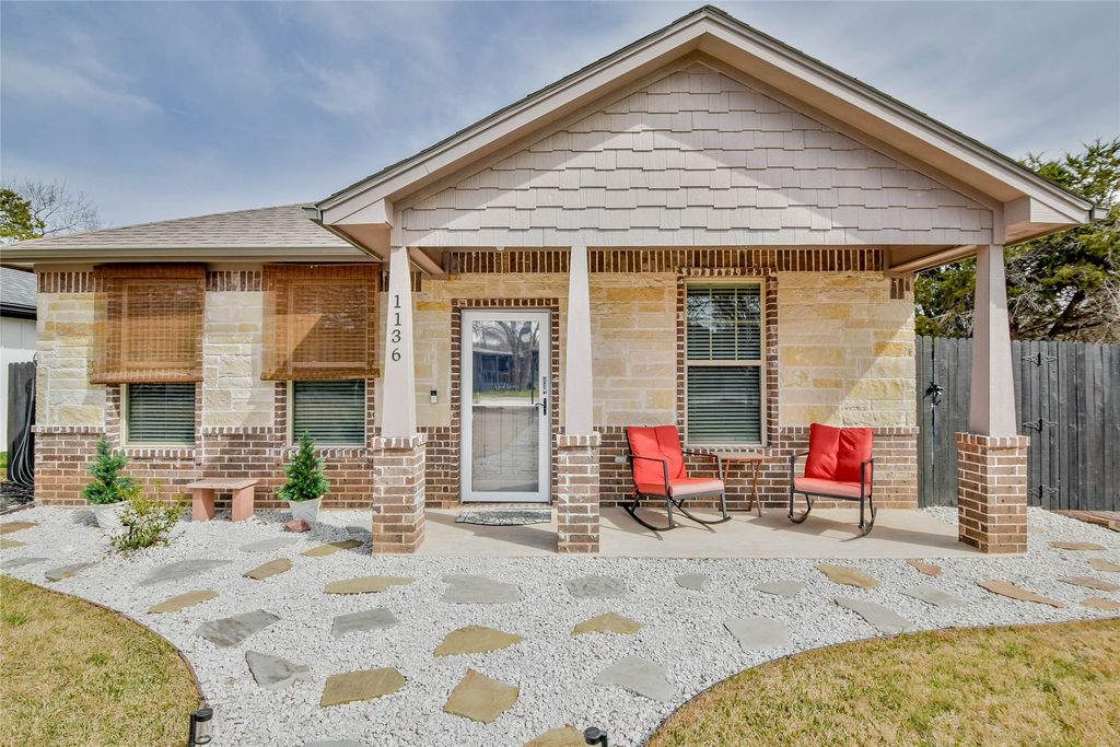 1136 Ridgeview Circle, Granbury, TX 76048