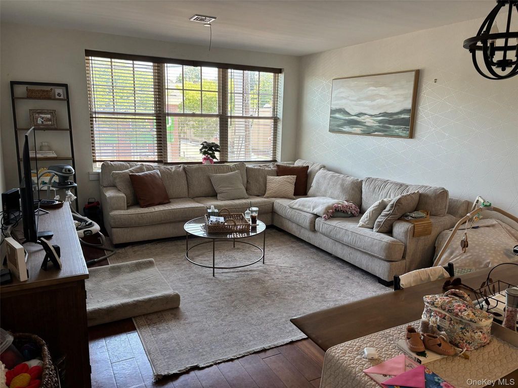 425 New York Avenue, Huntington, NY 11743