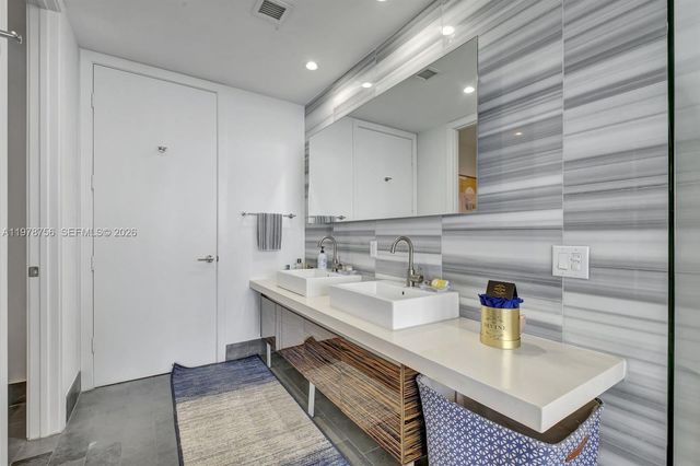 1100 Biscayne Blvd 4002, Miami, FL 33132