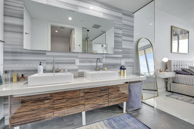 1100 Biscayne Blvd 4002, Miami, FL 33132