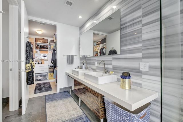 1100 Biscayne Blvd 4002, Miami, FL 33132