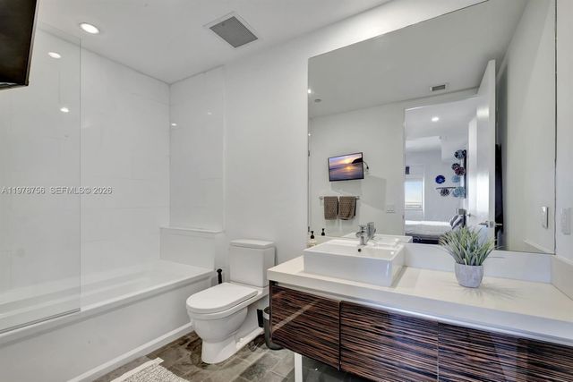 1100 Biscayne Blvd 4002, Miami, FL 33132