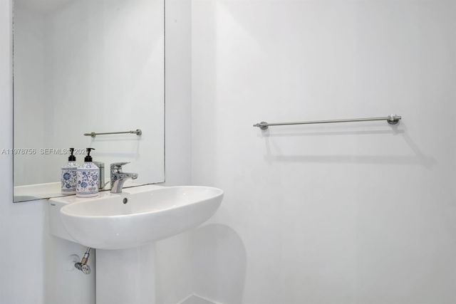 1100 Biscayne Blvd 4002, Miami, FL 33132