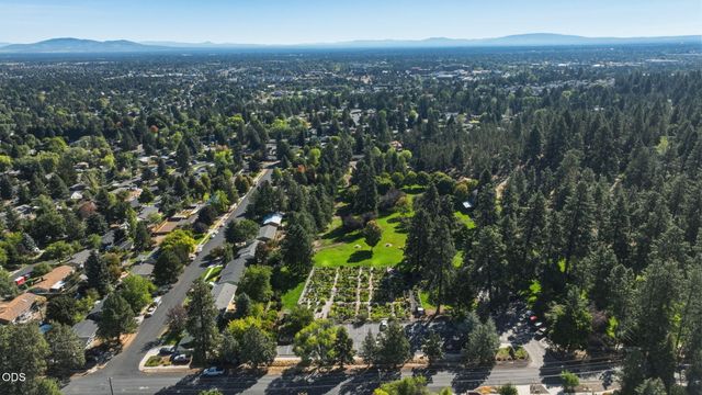 1847 NE Ellamae Place, Bend, OR 97701