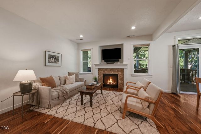 1847 NE Ellamae Place, Bend, OR 97701