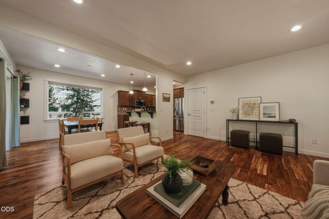 1847 NE Ellamae Place, Bend, OR 97701