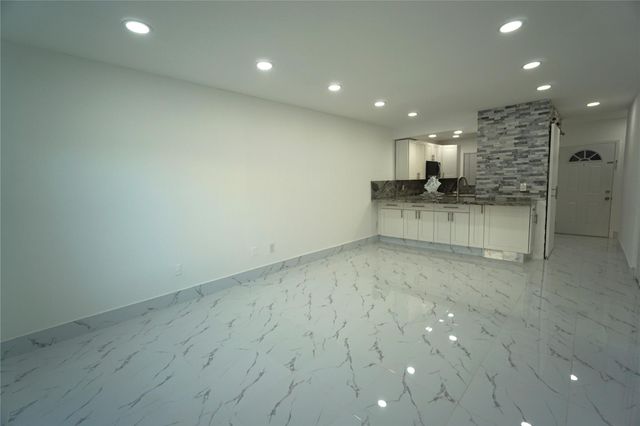 1035 W 77th St 208, Hialeah, FL 33014