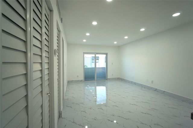 1035 W 77th St 208, Hialeah, FL 33014