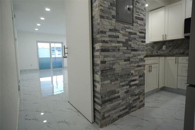 1035 W 77th St 208, Hialeah, FL 33014