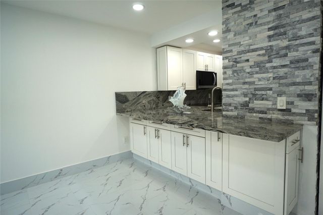 1035 W 77th St 208, Hialeah, FL 33014