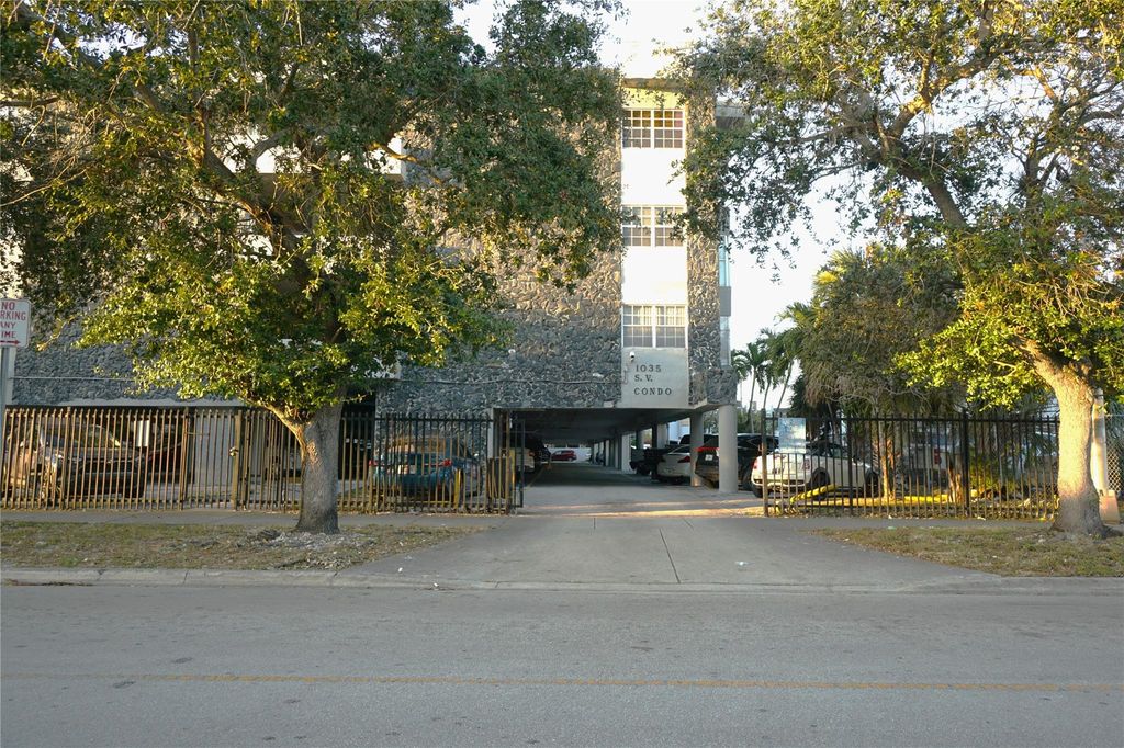 1035 W 77th St 208, Hialeah, FL 33014