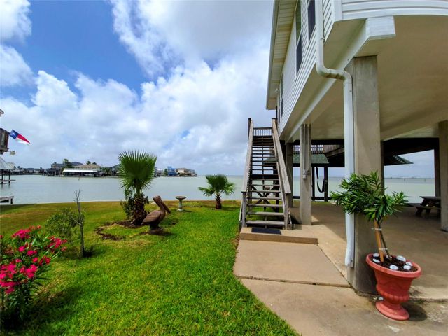 1122 Makatea Street, Tiki Island, TX 77554