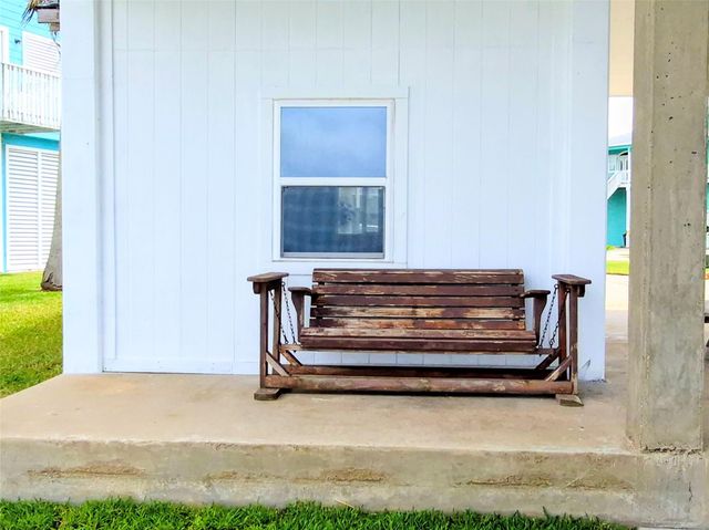 1122 Makatea Street, Tiki Island, TX 77554
